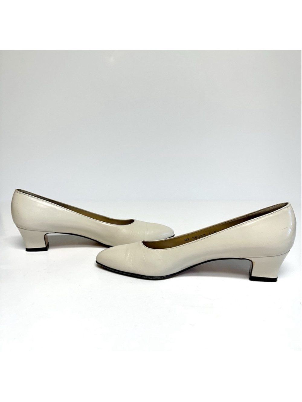 Vtg Salvatore Ferragamo Cream Leather Low Heel Pumps W Size 6.5 AAAA Narrow - Picture 7 of 16